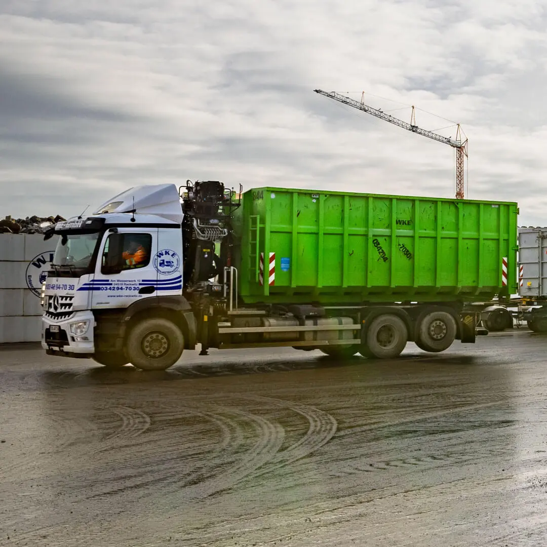 LKW mit Abrollcontainer