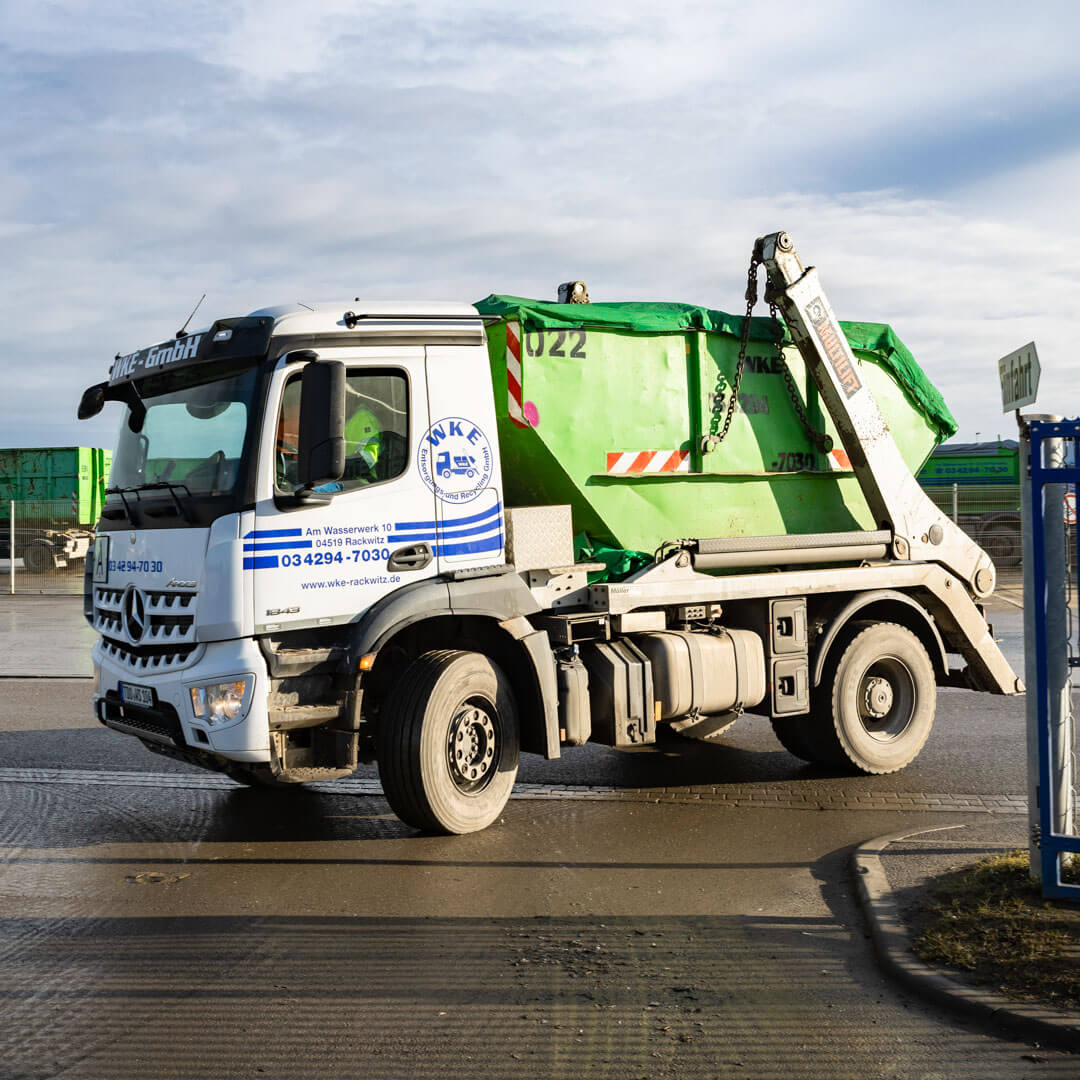 LKW mit Absetzcontainer