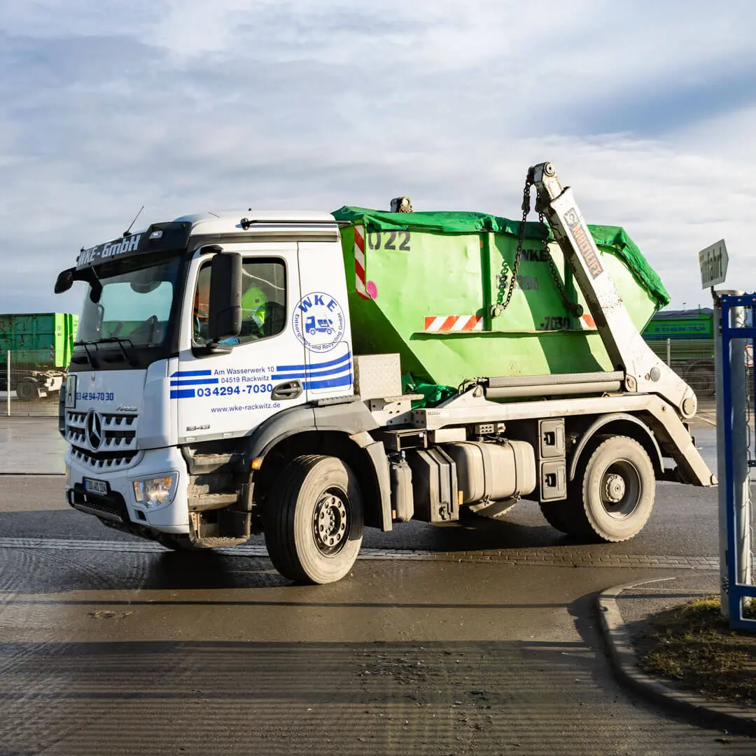 LKW mit Absetzcontainer